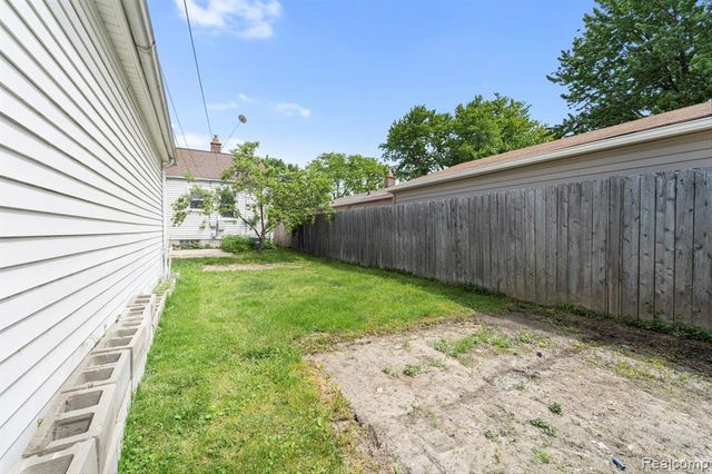 19304 Connecticut Street, Roseville, MI 48066