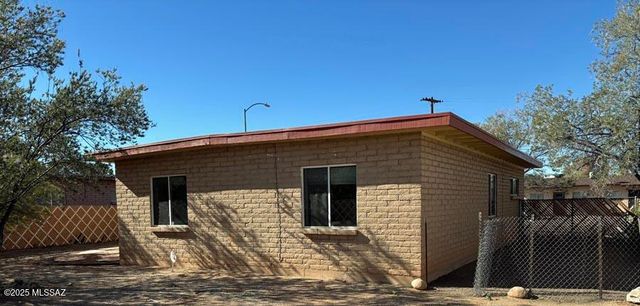 2742 N Fair Oaks Avenue, Tucson, AZ 85712