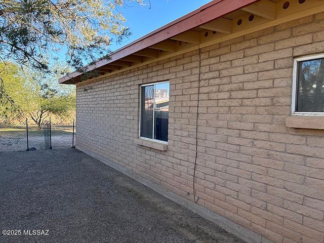 2742 N Fair Oaks Avenue, Tucson, AZ 85712