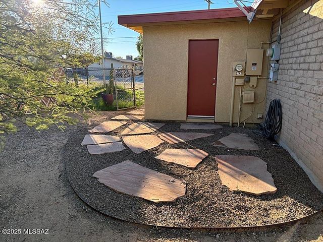 2742 N Fair Oaks Avenue, Tucson, AZ 85712