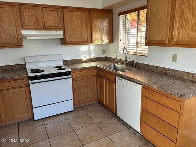 2742 N Fair Oaks Avenue, Tucson, AZ 85712