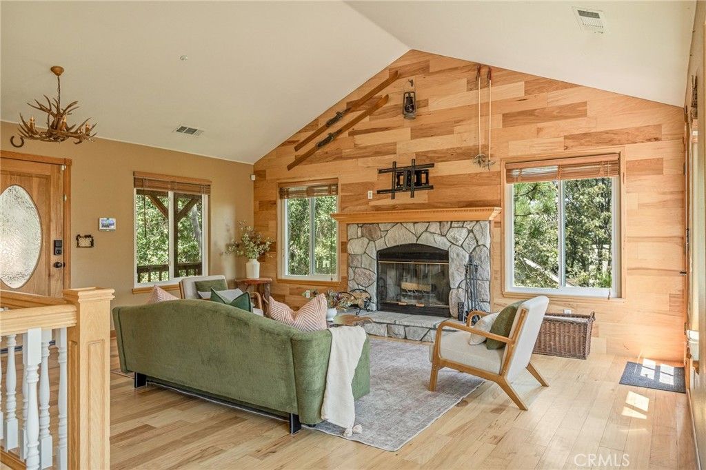 Image 3 of property listing at 1208 Aleutian, Lake Arrowhead, CA 92352