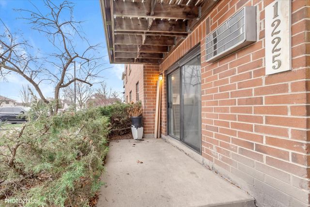 1225 N Winslowe Drive 101, Palatine, IL 60067