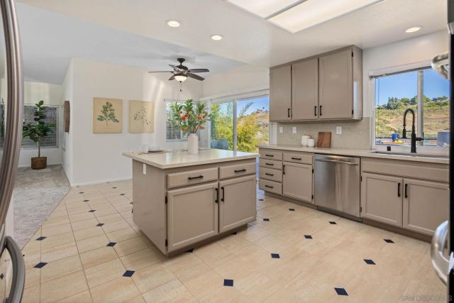 5056 Corte Alacante, Oceanside, CA 92057
