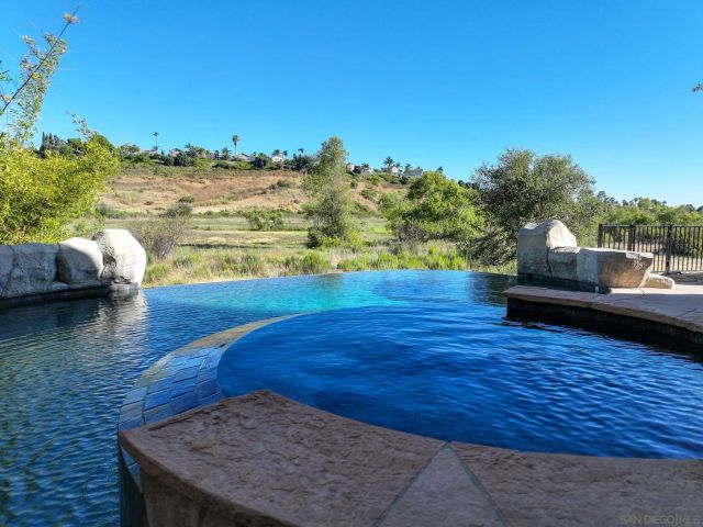 5056 Corte Alacante, Oceanside, CA 92057
