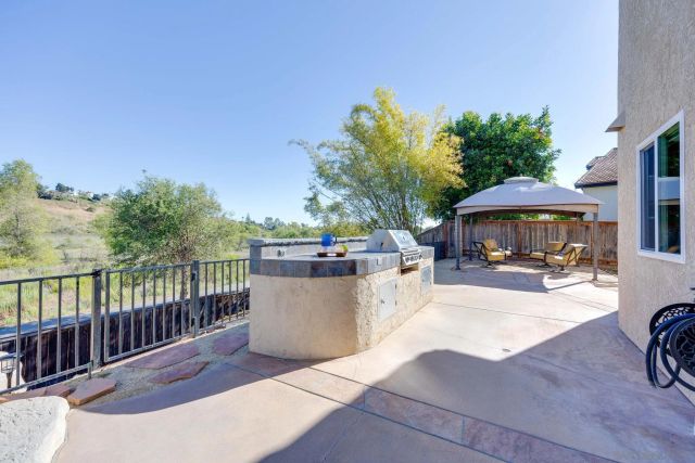 5056 Corte Alacante, Oceanside, CA 92057