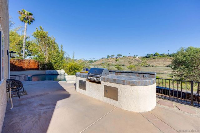 5056 Corte Alacante, Oceanside, CA 92057