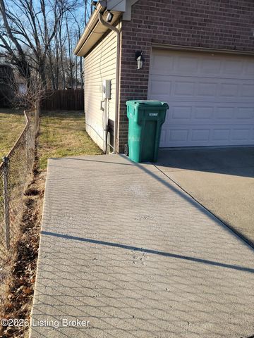 10614 Waycross Ave, Louisville, KY 40229