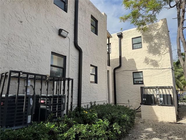 1068 NW 5th St, Miami, FL 33128