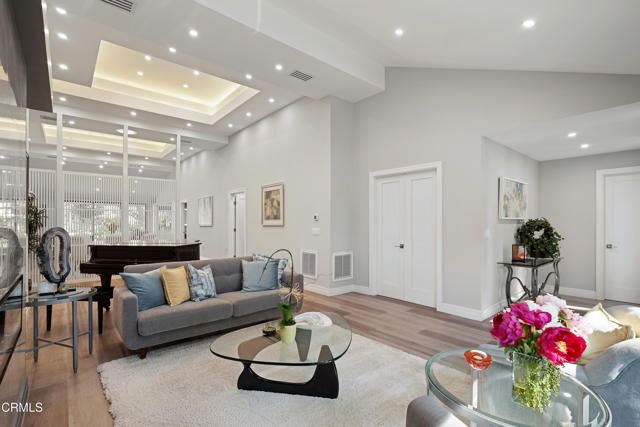 4428 Oakwood Avenue, La Canada Flintridge, CA 91011