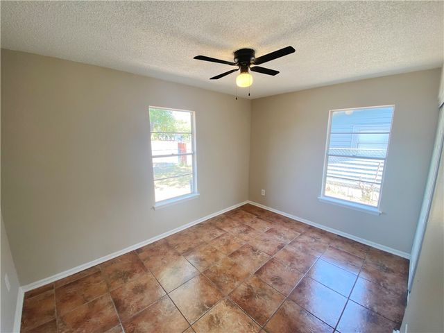 1433 Madrid Dr, Corpus Christi, TX 78416
