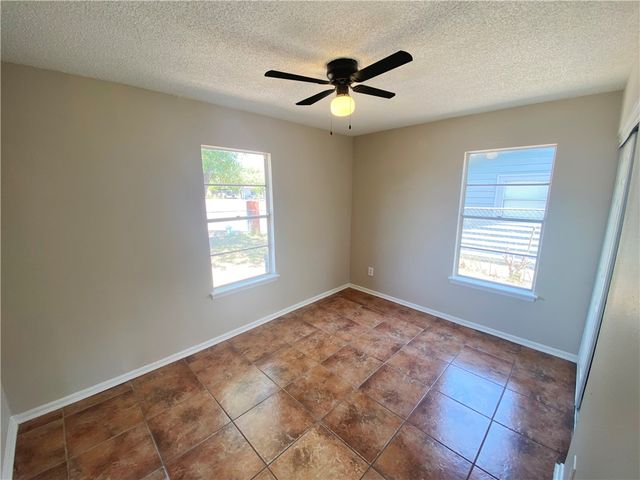 1433 Madrid Dr, Corpus Christi, TX 78416