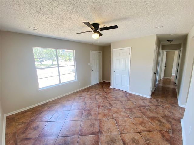 1433 Madrid Dr, Corpus Christi, TX 78416