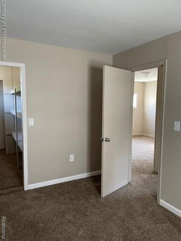 15392 Dixie, Redford, MI 48239