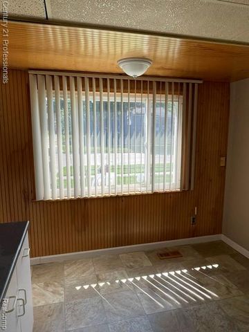 15392 Dixie, Redford, MI 48239