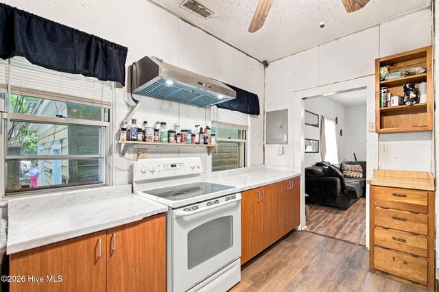1006 S 5th Avenue, Wilmington, NC 28401