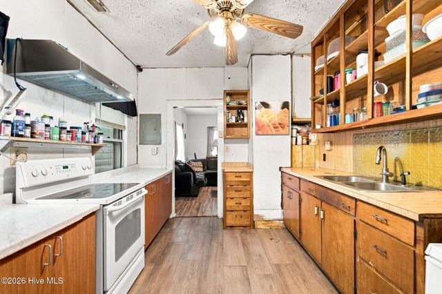 1006 S 5th Avenue, Wilmington, NC 28401
