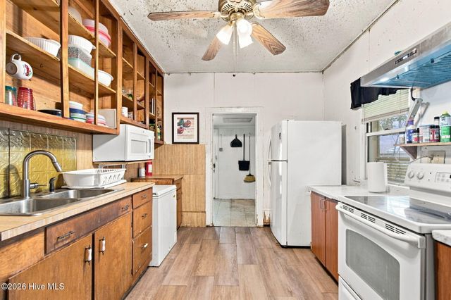 1006 S 5th Avenue, Wilmington, NC 28401