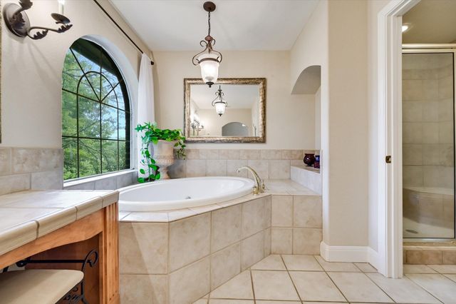 220 2 Mile LN, Smithville, TX 78957