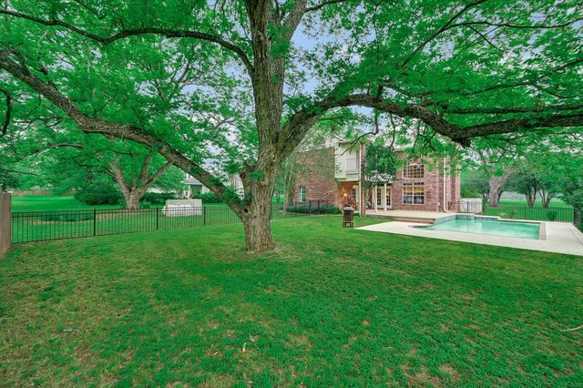 220 2 Mile LN, Smithville, TX 78957