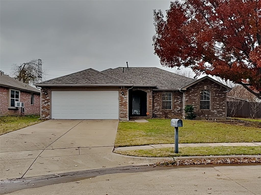 916 Silver Streak Drive, Saginaw, TX 76131