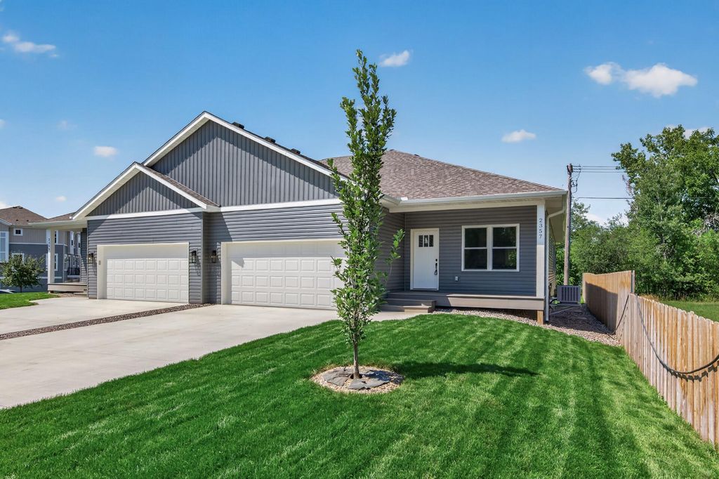2357 7th Ave E, North Saint Paul, MN 55109 — exterior