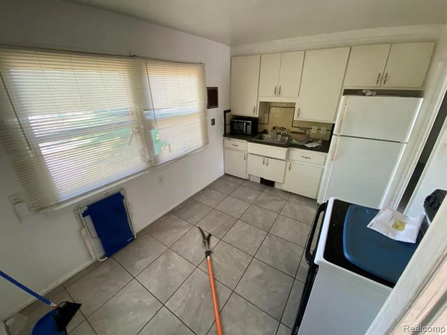 17151 Fenmore Street, Detroit, MI 48235