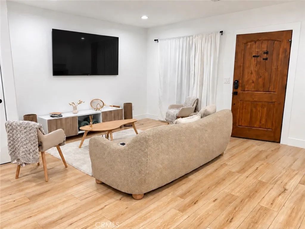 1272 S Muirfield, Los Angeles, CA 90019
