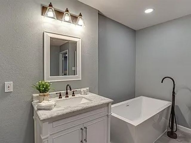 5709 Walraven Circle, Fort Worth, TX 76133