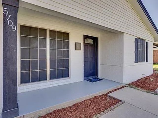 5709 Walraven Circle, Fort Worth, TX 76133