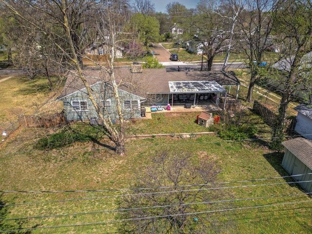 1421 E 12th Ave, Winfield, KS 67156