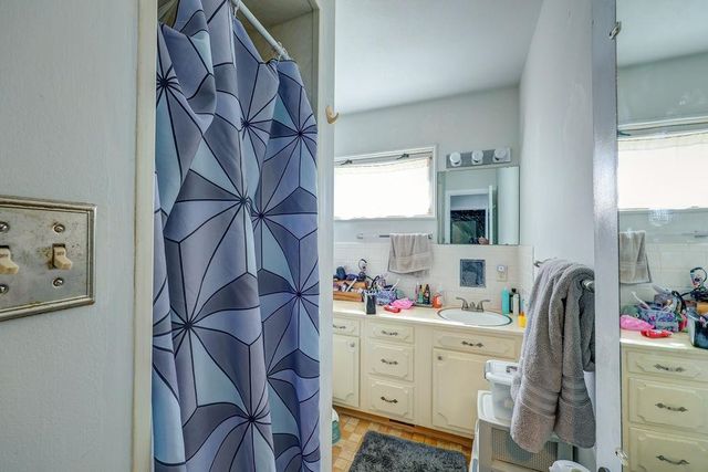 1421 E 12th Ave, Winfield, KS 67156