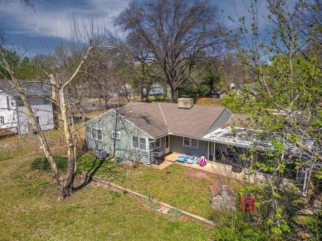 1421 E 12th Ave, Winfield, KS 67156