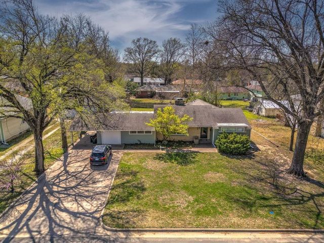 1421 E 12th Ave, Winfield, KS 67156