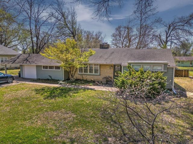 1421 E 12th Ave, Winfield, KS 67156