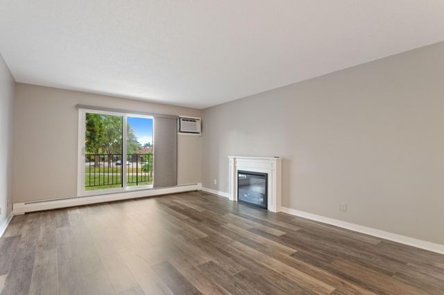 35 Nathan Lane N 210, Plymouth, MN 55441