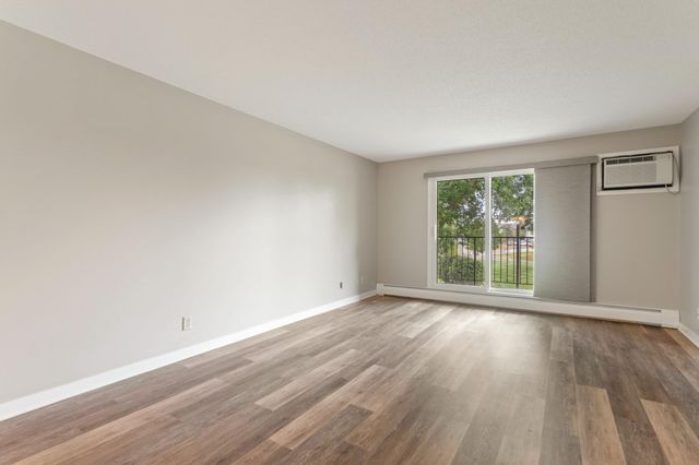 35 Nathan Lane N 210, Plymouth, MN 55441