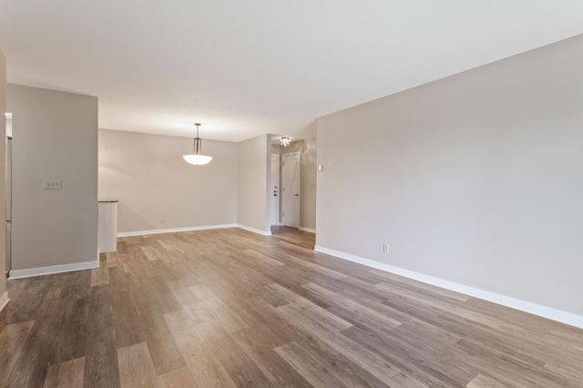 35 Nathan Lane N 210, Plymouth, MN 55441