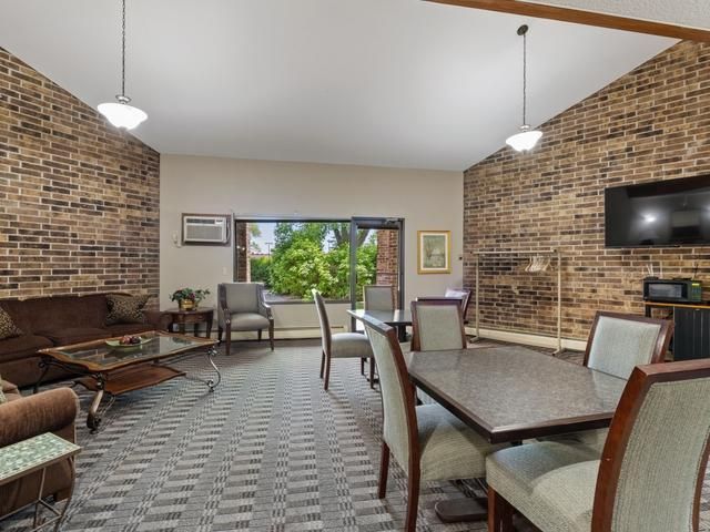 35 Nathan Lane N 210, Plymouth, MN 55441