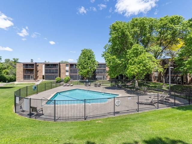 35 Nathan Lane N 210, Plymouth, MN 55441