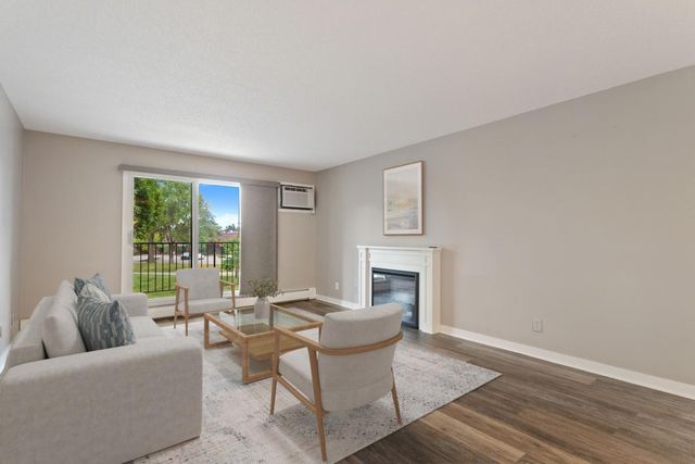 35 Nathan Lane N 210, Plymouth, MN 55441