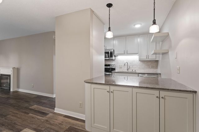 35 Nathan Lane N 210, Plymouth, MN 55441