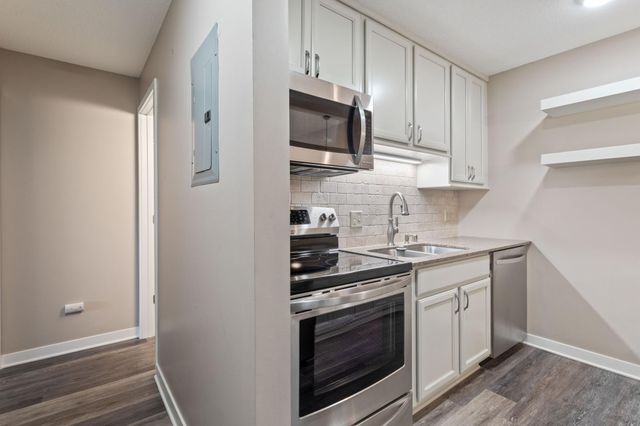 35 Nathan Lane N 210, Plymouth, MN 55441