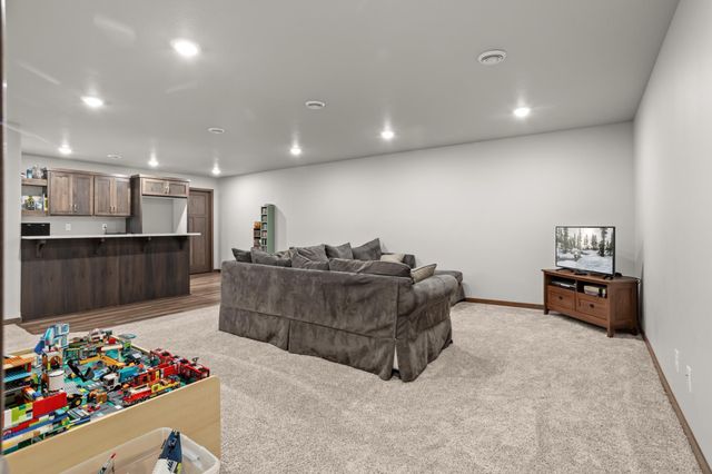 2089 67th Avenue S, Fargo, ND 58104