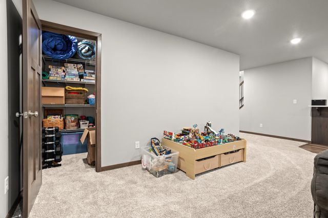 2089 67th Avenue S, Fargo, ND 58104