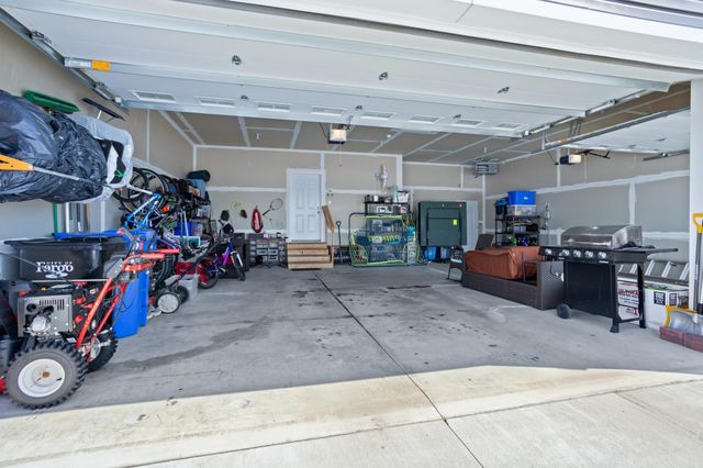 2089 67th Avenue S, Fargo, ND 58104