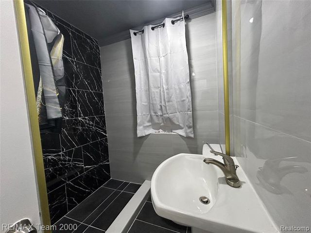 9961 N Rutland, Detroit, MI 48227