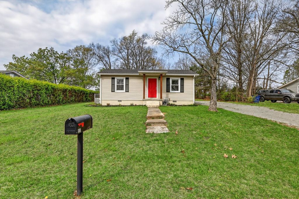 917 Smith St, Shelbyville, TN 37160