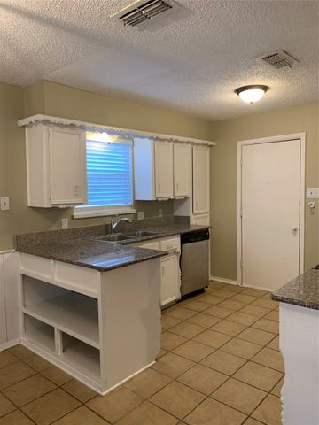 5410 Kings Manor Drive, Lake Dallas, TX 75065