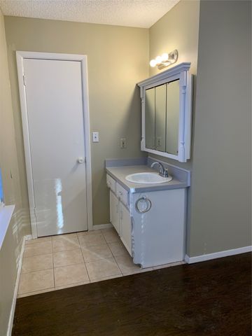 5410 Kings Manor Drive, Lake Dallas, TX 75065